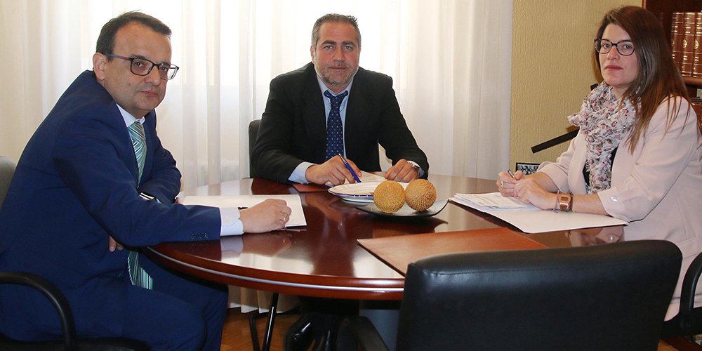 Equipo de Celada Montón Abogados reunido en el despacho